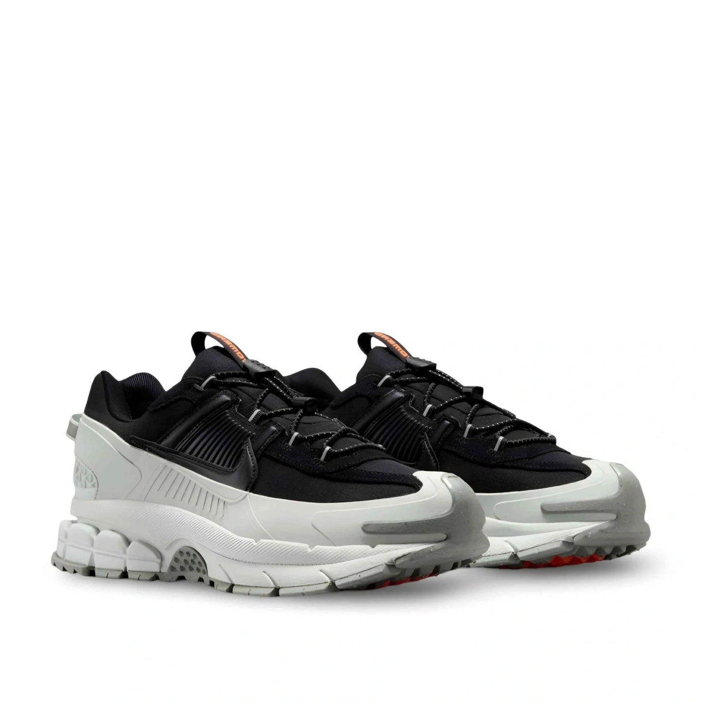 Nike Zoom Vomero Roam Winterized in Black/Light Silver/Jade Horizon/Black.