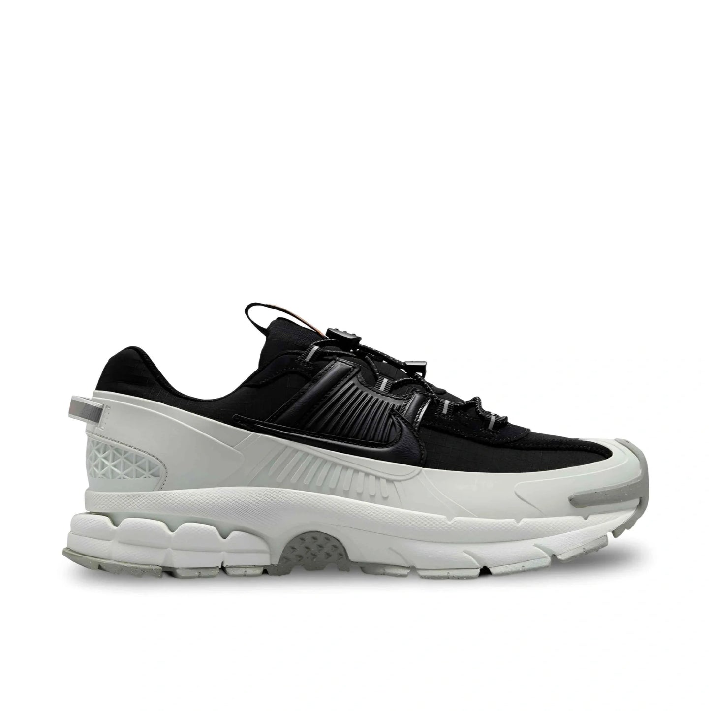 Nike Zoom Vomero Roam Winterized in Black/Light Silver/Jade Horizon/Black.