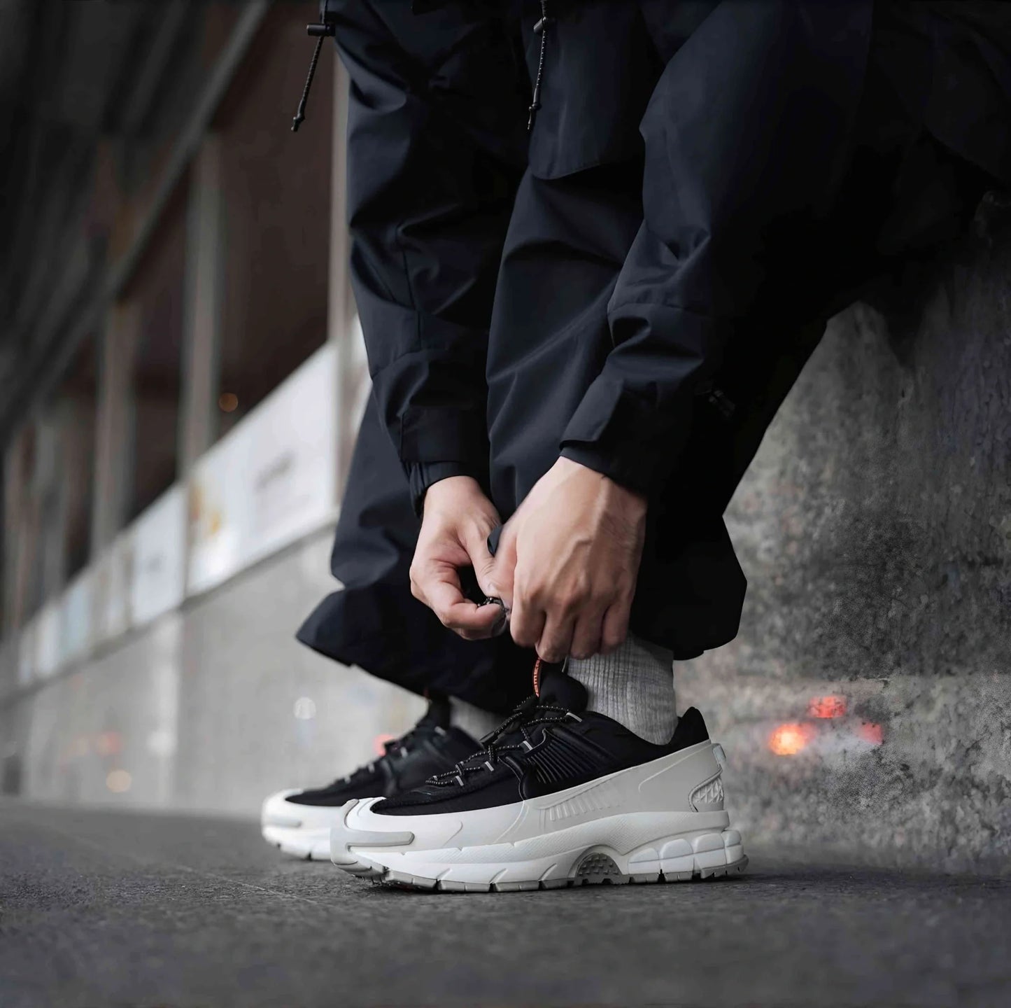 Nike Zoom Vomero Roam Winterized in Black/Light Silver/Jade Horizon/Black.