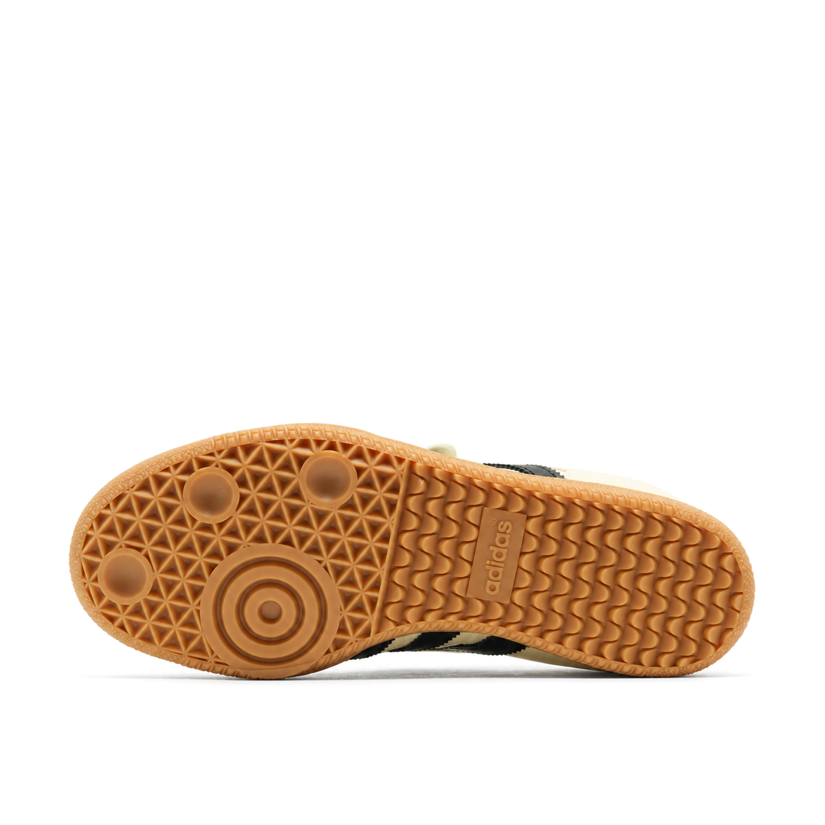 Horizontal gum outsole of adidas Samba Jane Cream White with circular forefoot tread on the left and wavy heel pattern on the right