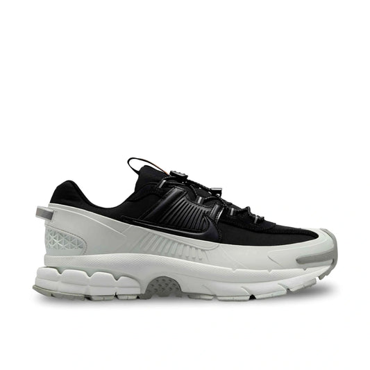 Nike Zoom Vomero Roam Winterized in Black/Light Silver/Jade Horizon/Black.