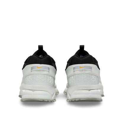 Nike Zoom Vomero Roam Winterized in Black/Light Silver/Jade Horizon/Black.