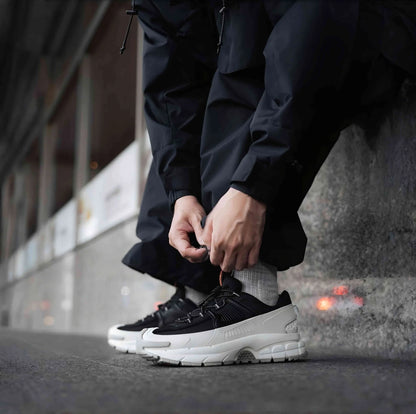 Nike Zoom Vomero Roam Winterized in Black/Light Silver/Jade Horizon/Black.