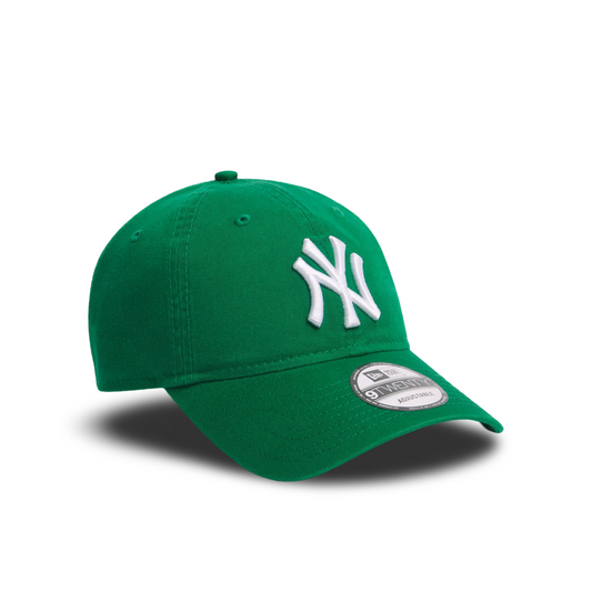 New York Yankees 9Forty adjustable cap in green and white.
