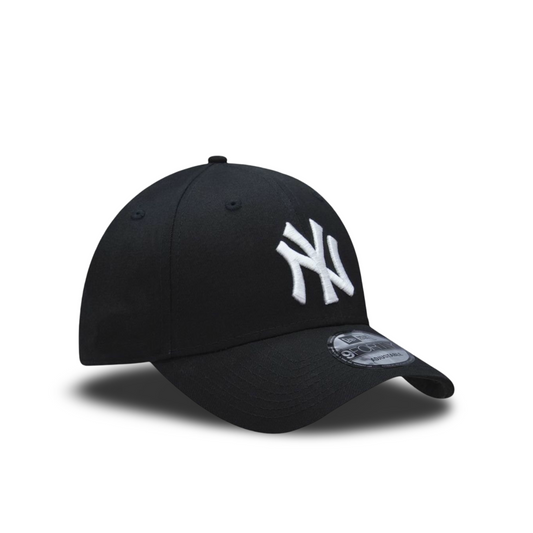 New York Yankees 9Forty adjustable black and white cap.